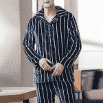 Homme portant un pyjama en flanelle bleu à rayure.