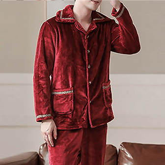 Homme portant un pyjama en velours rouge