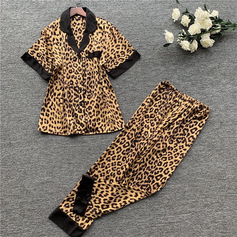 Pyjamas en satin léopard