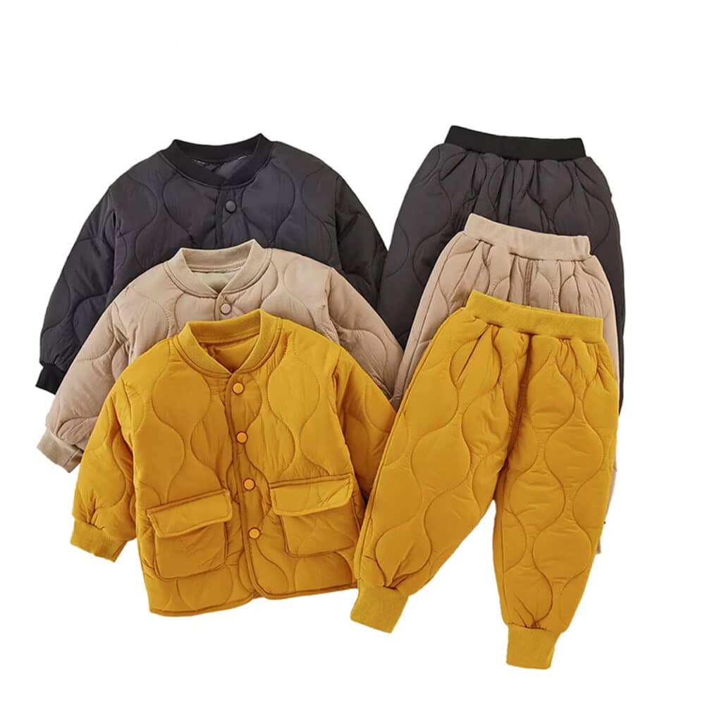 Ensemble veste et pantalon style doudoune pour bébé moutarde, beige et noir.