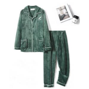 Photo d'un pyjama e peluche vert à l'allure élégante avec un magazine à côté