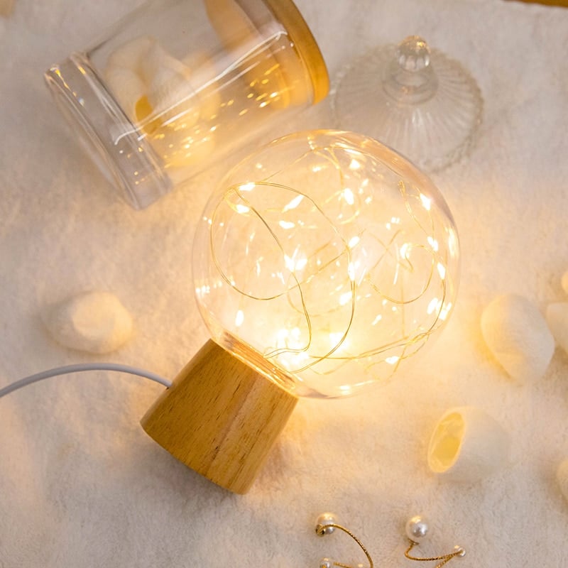 Lampe cocooning boule de cristal et guirlande LED