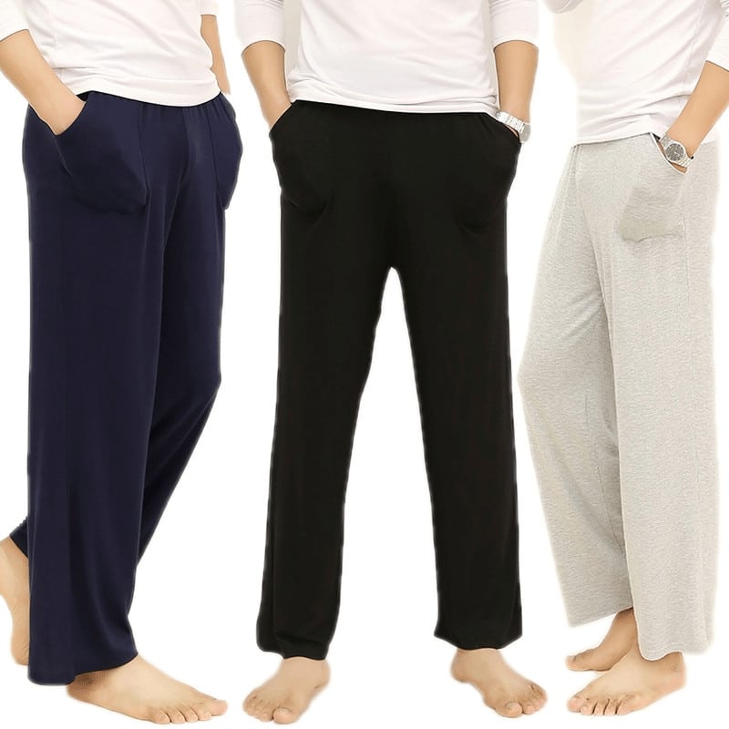 Photo de trois bas de corps d'homme portant des pantalons de pyjama cocooning avec les mains dans les poches.