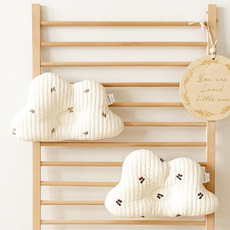 Coussin cocooning en forme de nuage sur une échelle décorative en bois. Coussin en coton en mousse à mémoire de forme pour bébé.