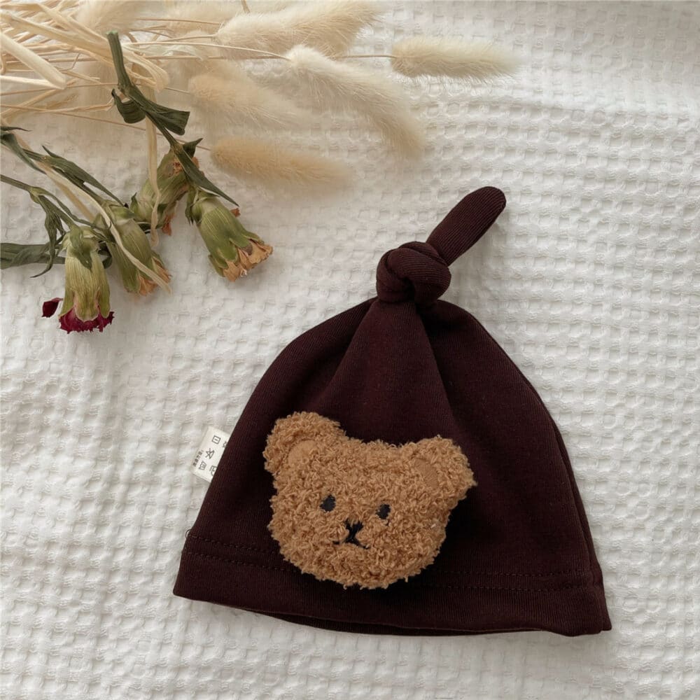 Bonnet en coton avec un ours en peluche pour bébé