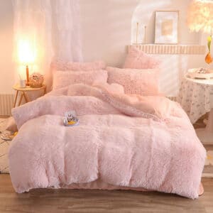 Parure de lit en fausse fourrure à poils rose dans une chambre rose.