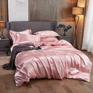 Parure de lit en satin rose dans une chambre moderne.