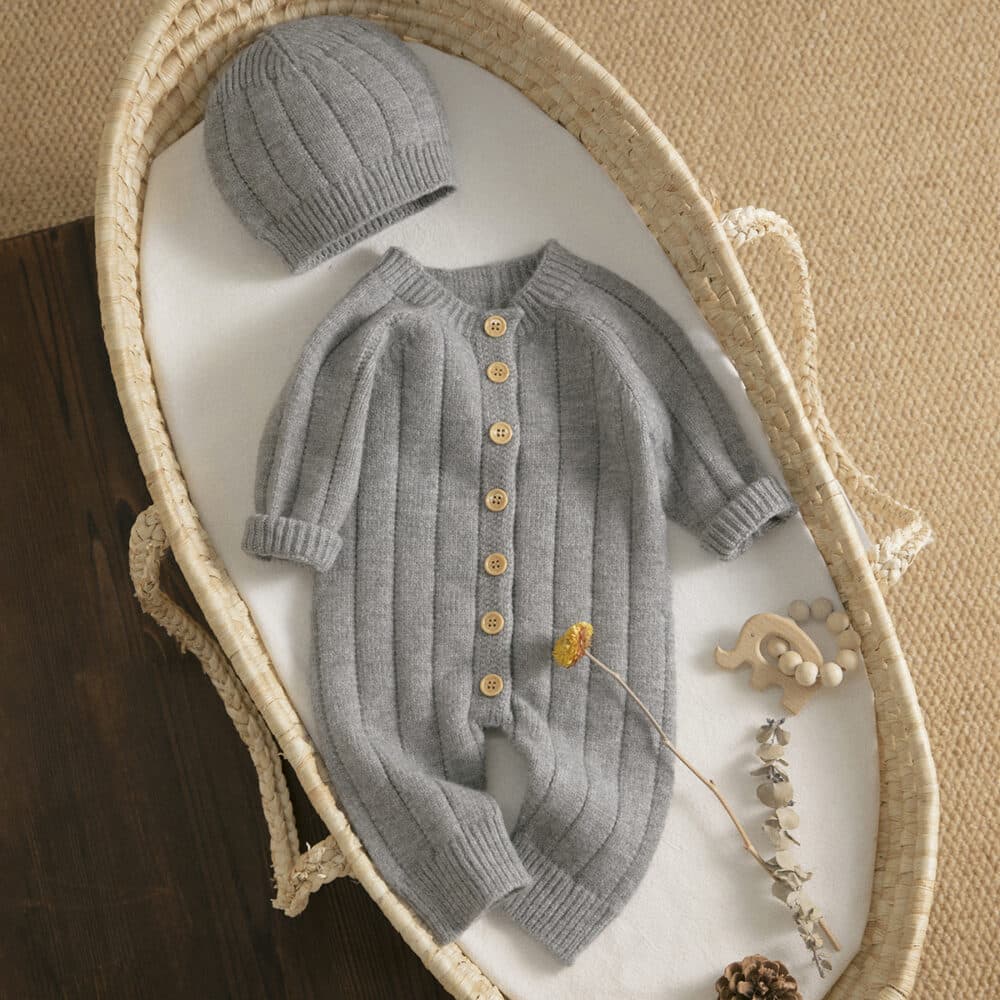 Barboteuse tricotée en laine et bonnet pour bébé