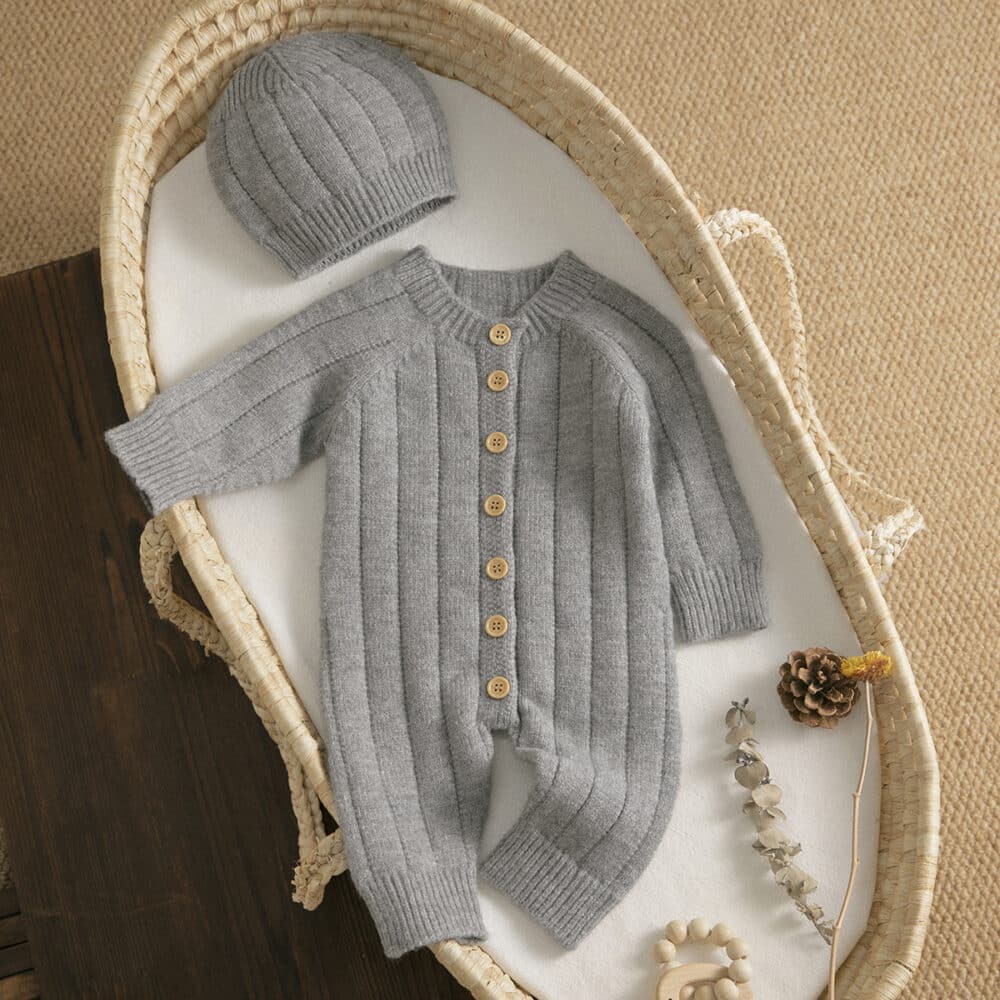 Barboteuse tricotée en laine et bonnet pour bébé