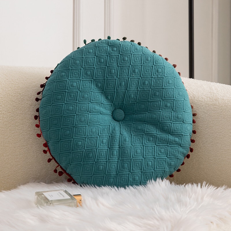 Coussin cocooning rond à pompons