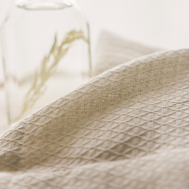 Morceau de tissu d'un rideau beige en coton et lin tissé texturé