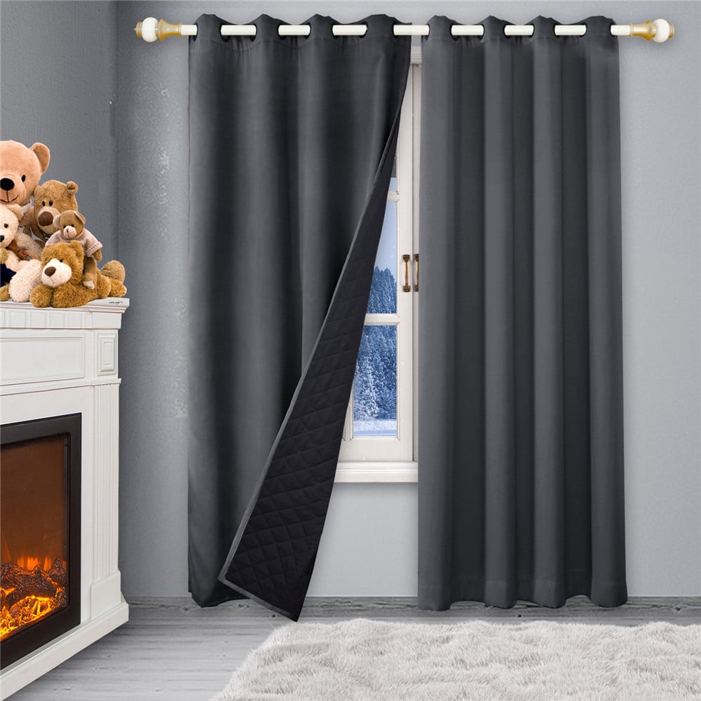 Rideau occultant isolant thermique gris, dans une pièce avec une cheminée et des ours en peluche dessus.