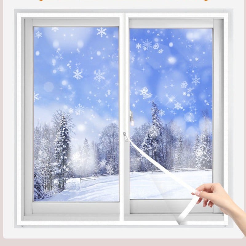 Film de protection pour vitre à scratch qui s'ouvre au milieu avec un zip, une main tient un pan du film, il neige par la fenêtre.