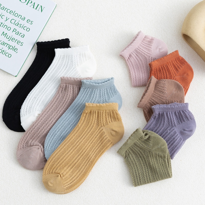 Plusieurs paires de petites chaussettes de différentes couleurs.