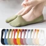Paires de minis chaussettes invisibles de différentes couleurs.