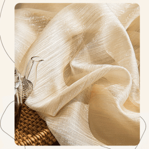 Morceau de tissu de rideau doré aux reflets brillants mis en scene avec un contour rose poudré, graphique