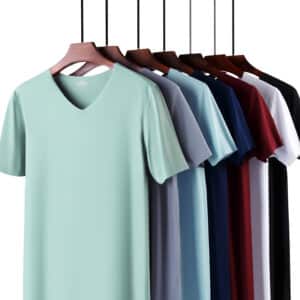 Photo de plusieurs t-shirt col V de différentes couleurs suspendus sur des ceintres