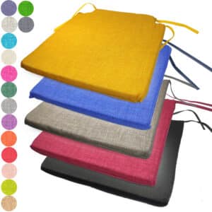 Coussin de chaise carrés de différentes couleurs disposés les uns au dessus de autres avec la palette des couleurs disponible à côté.