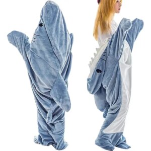 Pyjama en forme de requin porté par un femme