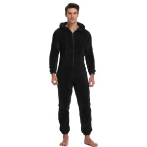Homme portant une combinaison pyjama à capuche noire en peluche