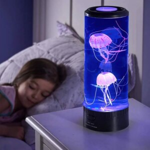 Lampe méduse posée sur une table de chevet à côté d'une enfant qui dort