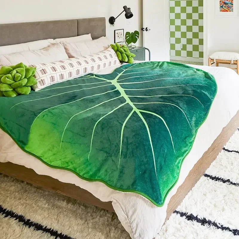Couverture en forme de feuille posée sur un lit