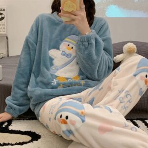 Femme pyjama bleu et blanc