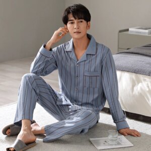 Homme pyjama bleu rayé style grand-père