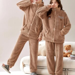 Homme et femme portant le même pyjama épais marron doux et chaud.