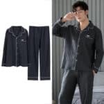 Pyjama homme noir effet rayé sur fond blanc et une photo d'un homme qui porte ce pyjama, une main dans la poche en se frottant un oeil.