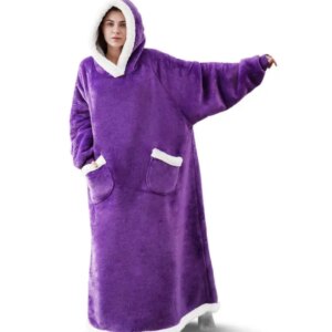 Pull plaid long et large violet à capuche porté par une femme.