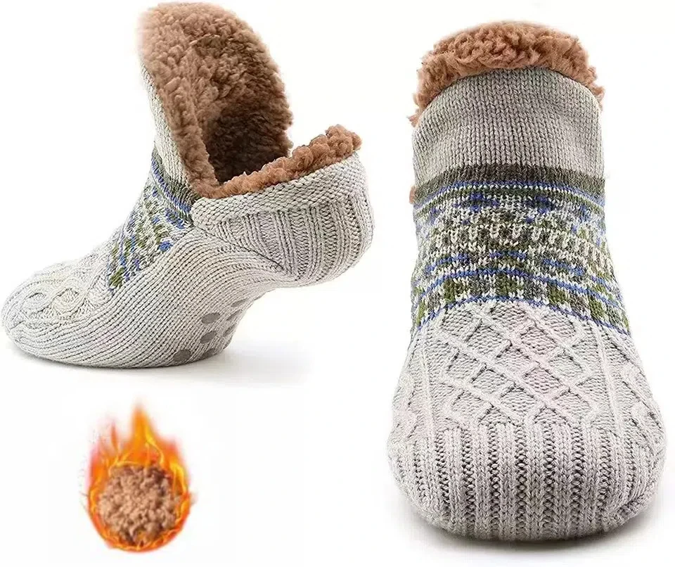 Chaussettes chaussons fourrées grises, intérieur marron.