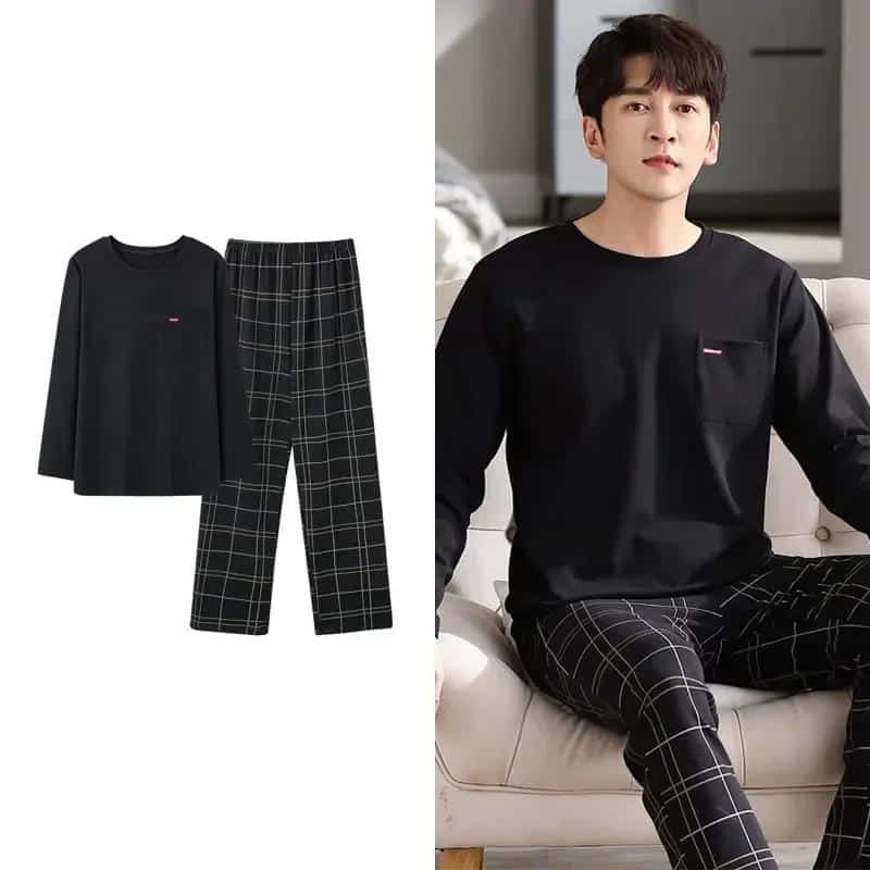 Pyjama pour homme noir, bas à carreaux et haut dépareillé sur fond blanc et photo d'un homme assis sur un canapé portant ce pyjama.